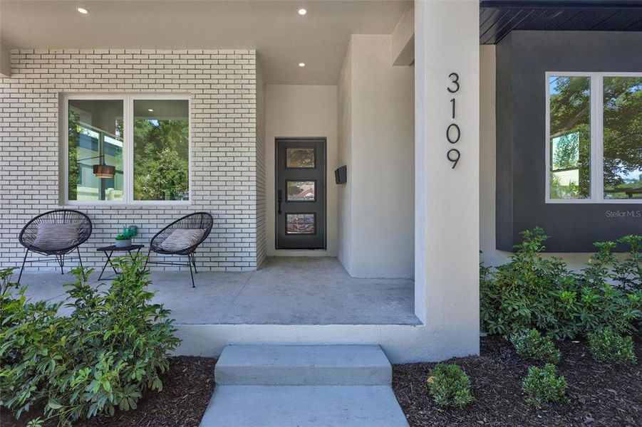 Exterior details and patio area of a home in , St. Petersburg (Image 23).