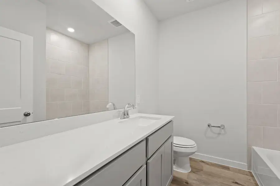 Furnished interior view inside a new home in Lago Mar, Texas City (Image 8).