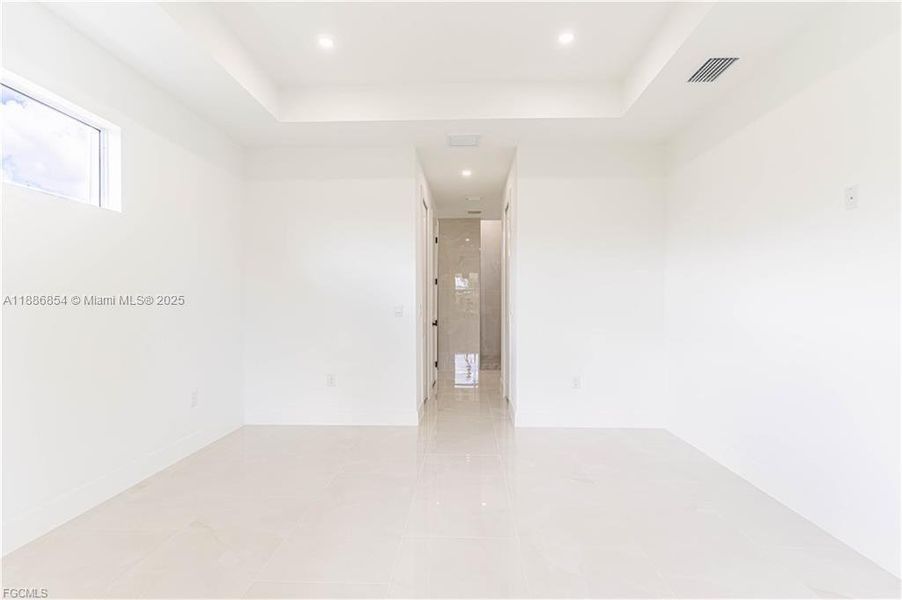 Spacious, unfurnished interior of a new home in , Lehigh Acres (Image 8).