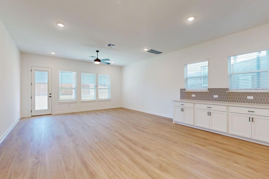 Spacious, unfurnished interior of a new home in Edgewood, Leander (Image 28).