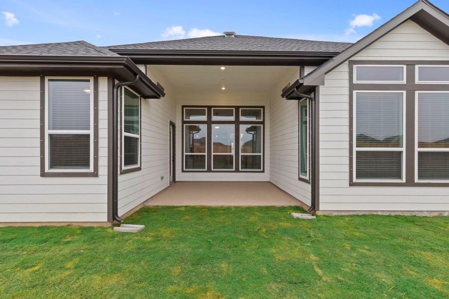 Exterior details and patio area of a home in Blue Heron, Mont Belvieu (Image 4).