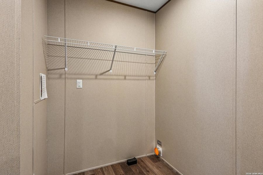 Spacious, unfurnished interior of a new home in , Hondo (Image 40).