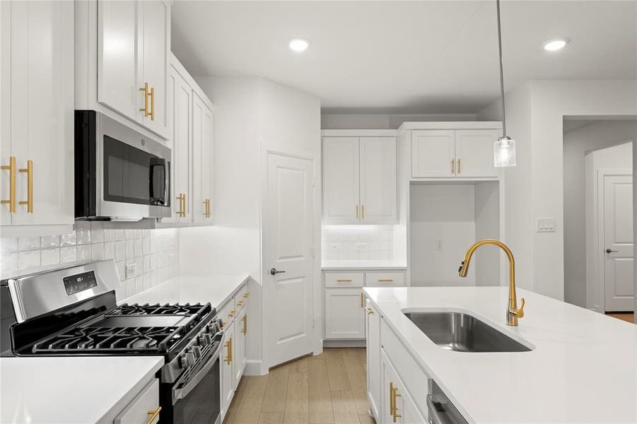 Furnished interior view inside a new home in Creekside, Royse City (Image 4).