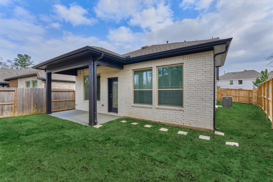 Exterior details and patio area of a home in The Highlands 40', Porter (Image 21).