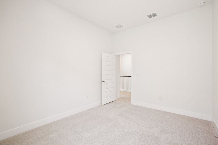 Spacious, unfurnished interior of a new home in Persimmon, Buda (Image 19).