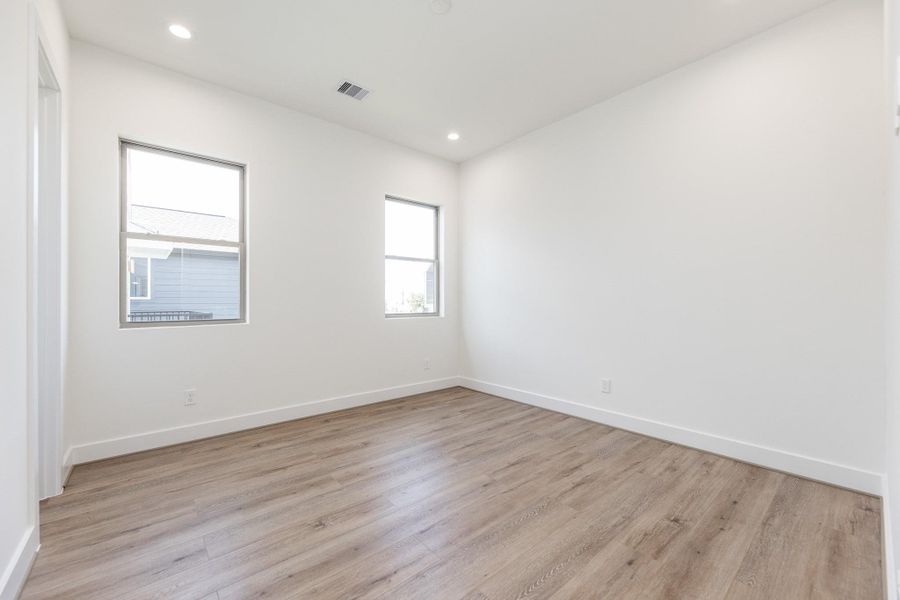 Spacious, unfurnished interior of a new home in , Houston (Image 22).