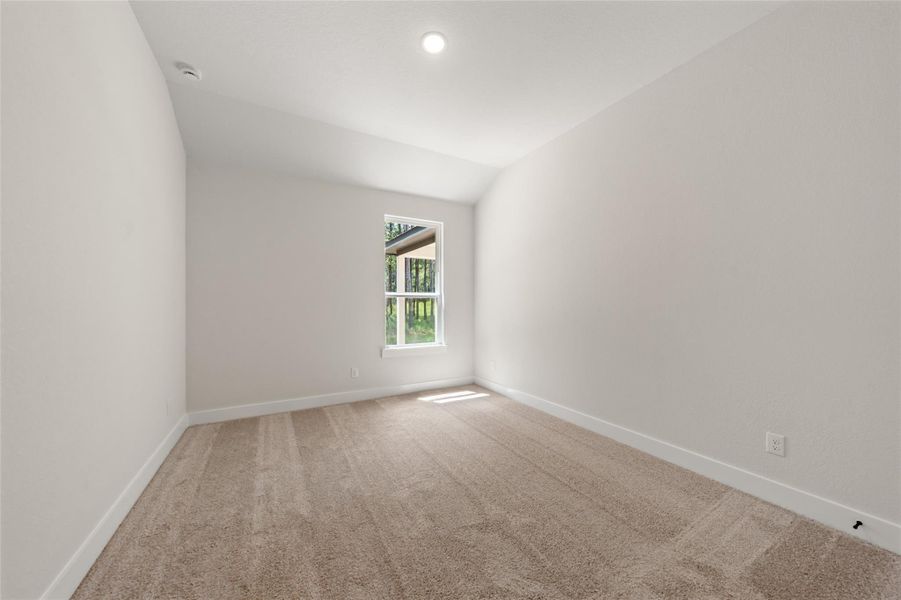Spacious, unfurnished interior of a new home in Deer Pines, Conroe (Image 27).