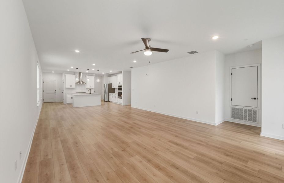 Spacious, unfurnished interior of a new home in Sunfield, Buda (Image 39).