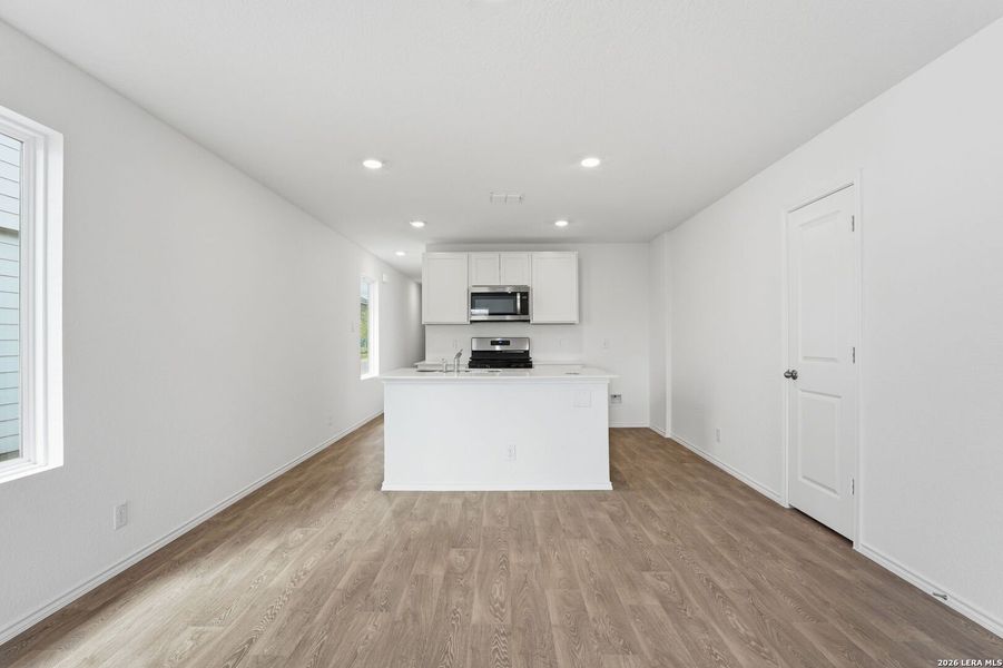 Spacious, unfurnished interior of a new home in Blue Ridge Ranch, San Antonio (Image 17).
