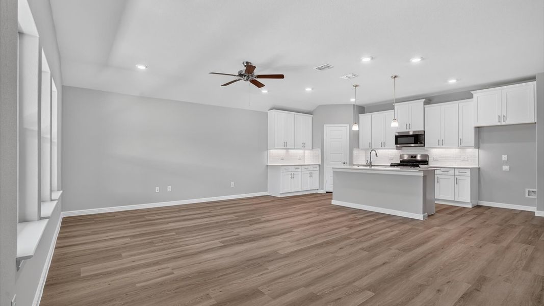 Spacious, unfurnished interior of a new home in Sandstone Estates, Granbury (Image 15).