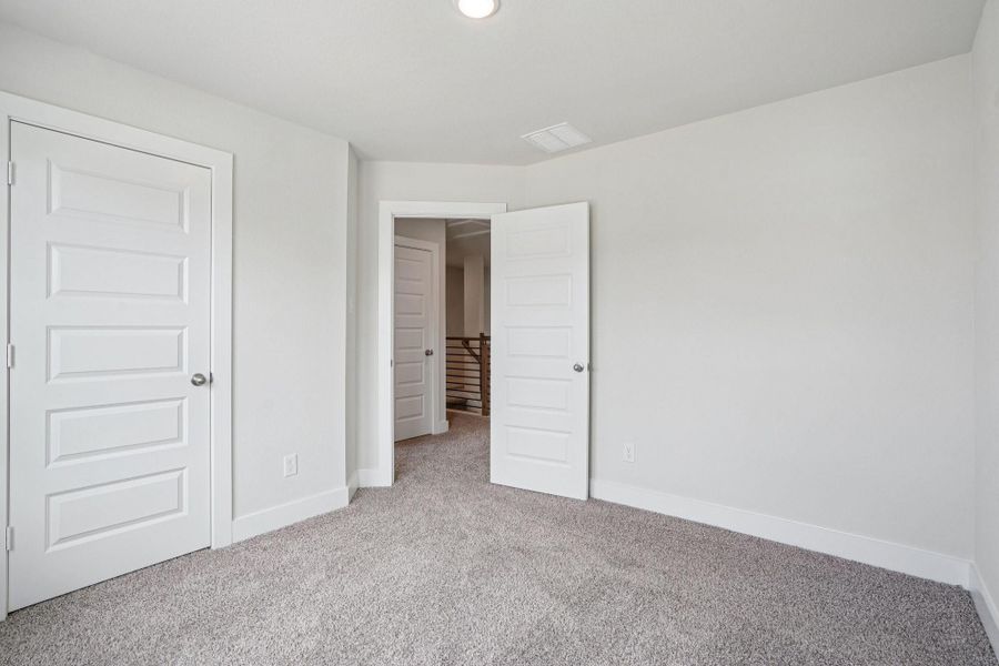 Spacious, unfurnished interior of a new home in Cay Landing, Houston (Image 20).