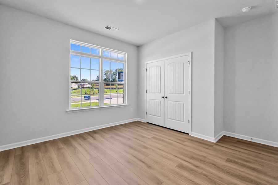 Spacious, unfurnished interior of a new home in Fieldstone, Lexington (Image 32).