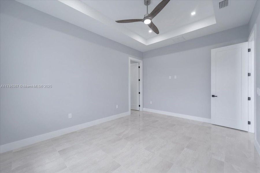 Spacious, unfurnished interior of a new home in , Lehigh Acres (Image 15).