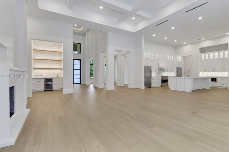 Spacious, unfurnished interior of a new home in , Naples (Image 34).