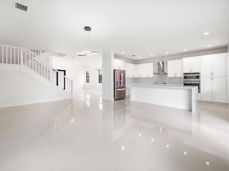 Spacious, unfurnished interior of a new home in , Miami (Image 13).
