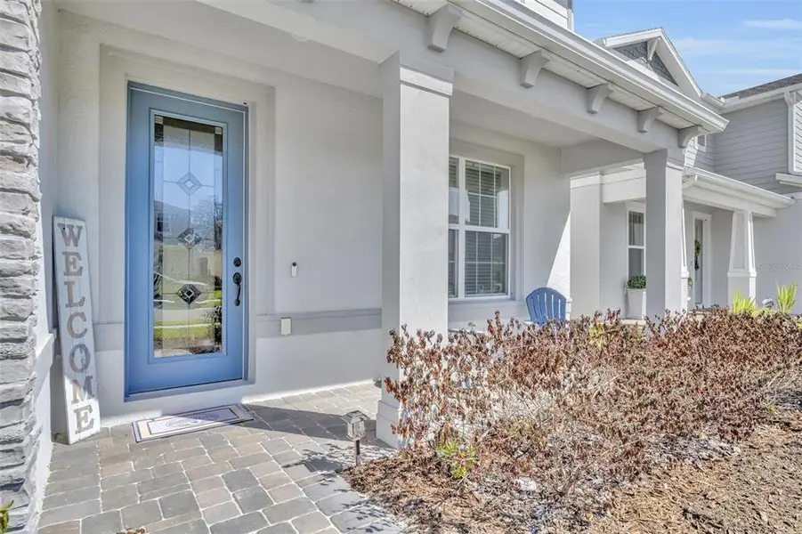 Exterior details and patio area of a home in , Clermont (Image 4).