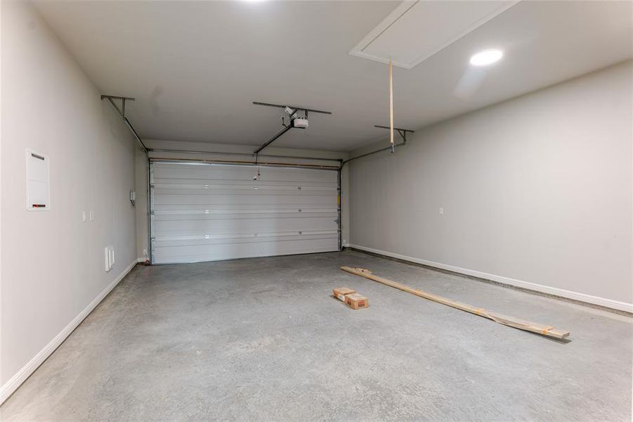 Spacious, unfurnished interior of a new home in , Tolar (Image 9).