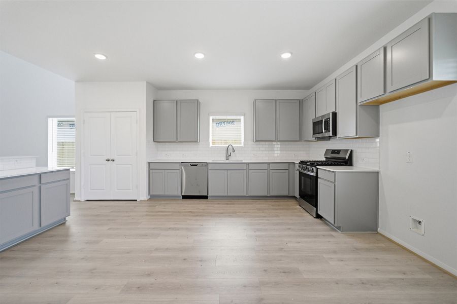 Furnished interior view inside a new home in Ashland, Texas City (Image 8).