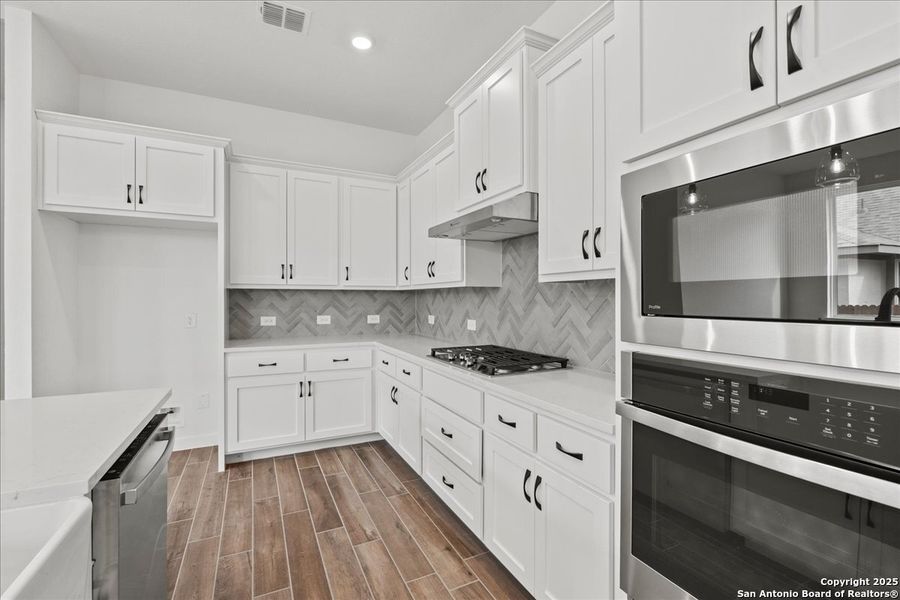 Furnished interior view inside a new home in Stream Waters, Seguin (Image 9).