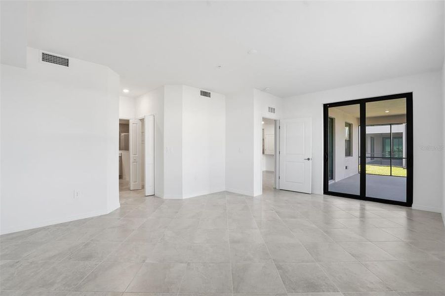 Spacious, unfurnished interior of a new home in Legends Cove, Bradenton (Image 18).