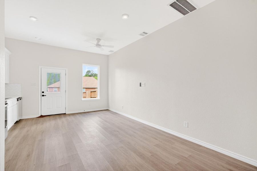 Spacious, unfurnished interior of a new home in Arrowhead Lakes, Willis (Image 5).