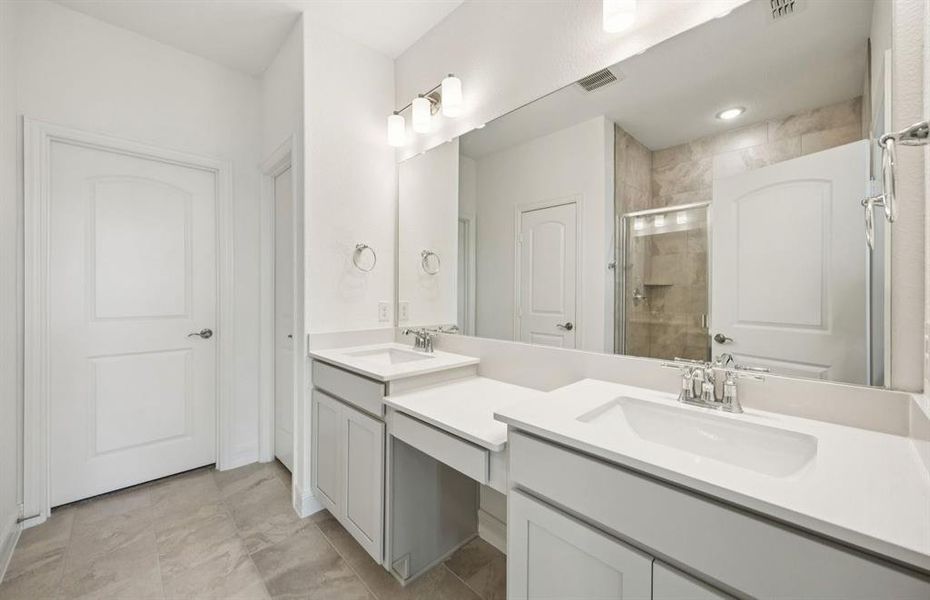 Owner's bath with dual sinks