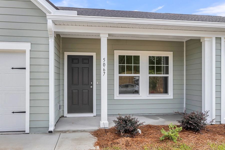 Exterior details and patio area of a home in Tea Farm, Ravenel (Image 3).