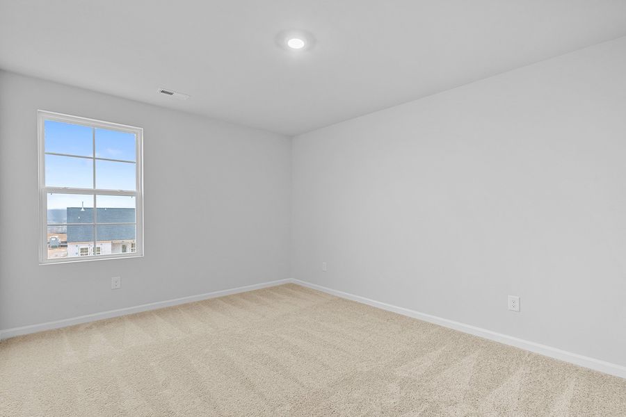 Spacious, unfurnished interior of a new home in Fieldstone, Lexington (Image 38).