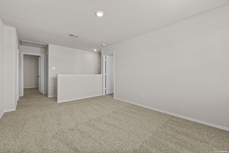 Spacious, unfurnished interior of a new home in Stonehill, San Antonio (Image 16).