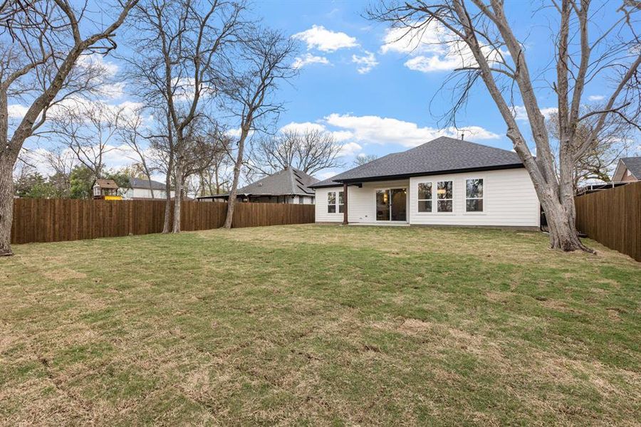 Exterior details and patio area of a home in , Dallas (Image 4).