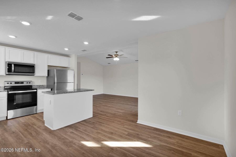 Spacious, unfurnished interior of a new home in Rolling Hills, Green Cove Springs (Image 10).