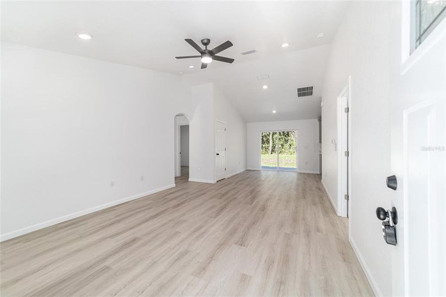 Spacious, unfurnished interior of a new home in , Ocala (Image 21).