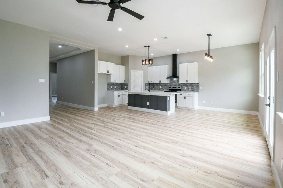 Spacious, unfurnished interior of a new home in , Livingston (Image 17).