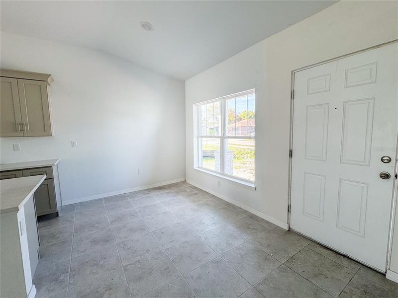 Spacious, unfurnished interior of a new home in , Fort Myers (Image 8).
