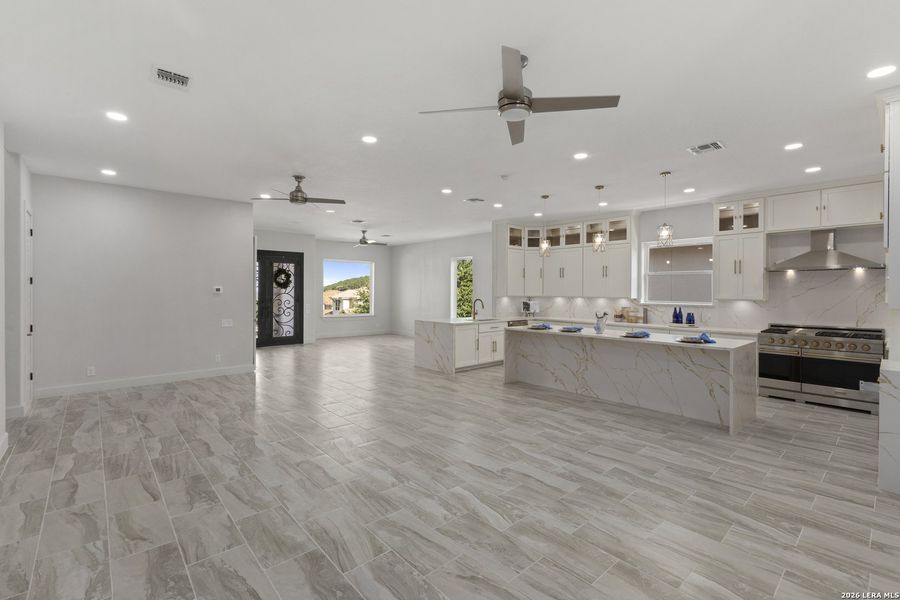 Spacious, unfurnished interior of a new home in , San Antonio (Image 24).