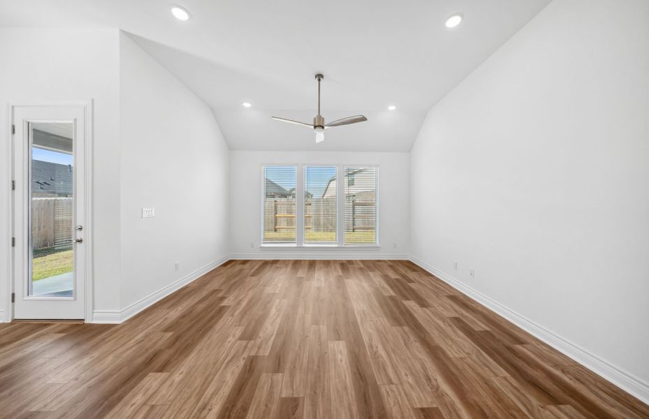 Representative unfurnished interior of a home built from the Berclair by Pulte Homes in Corley Farms, Boerne (Image 11).