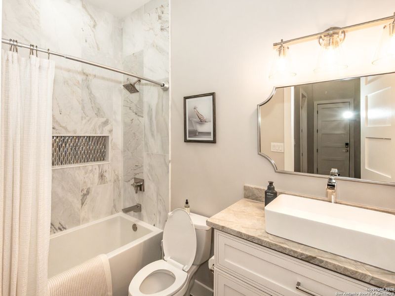 Furnished interior view inside a new home in , Bandera (Image 14).