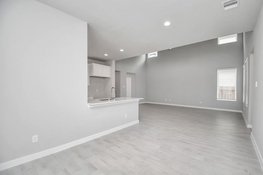 Spacious, unfurnished interior of a new home in Olympia Fields, Fresno (Image 28).