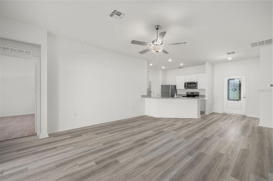 Spacious, unfurnished interior of a new home in Tula Parc, Astatula (Image 11).