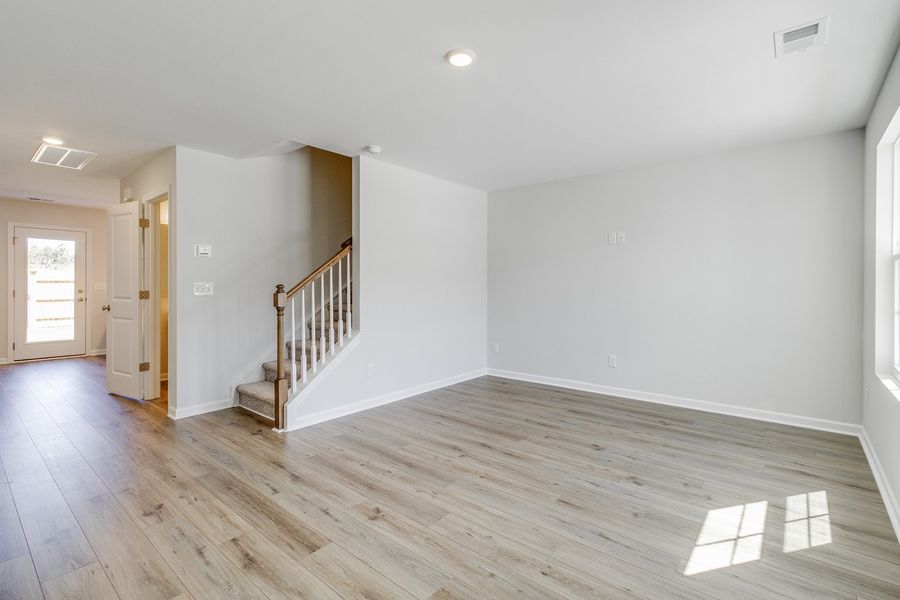 Spacious, unfurnished interior of a new home in Astoria, Columbia (Image 12).