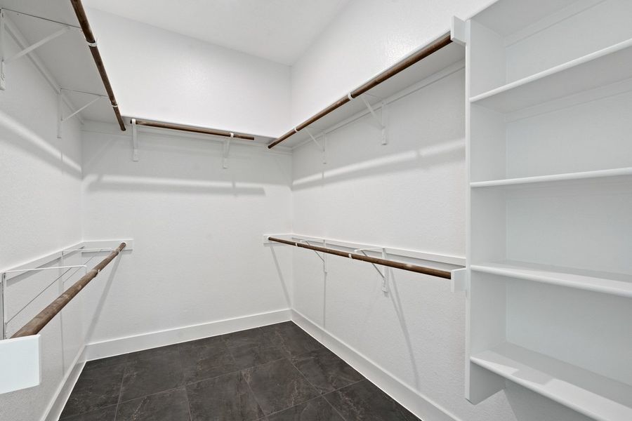 Spacious, unfurnished interior of a new home in Persimmon, Buda (Image 44).