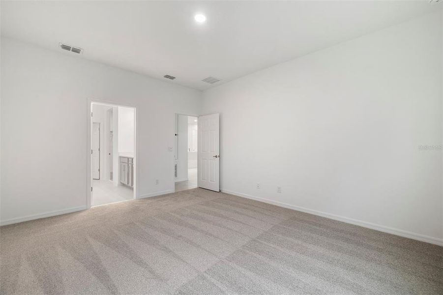 Spacious, unfurnished interior of a new home in , Deland (Image 10).