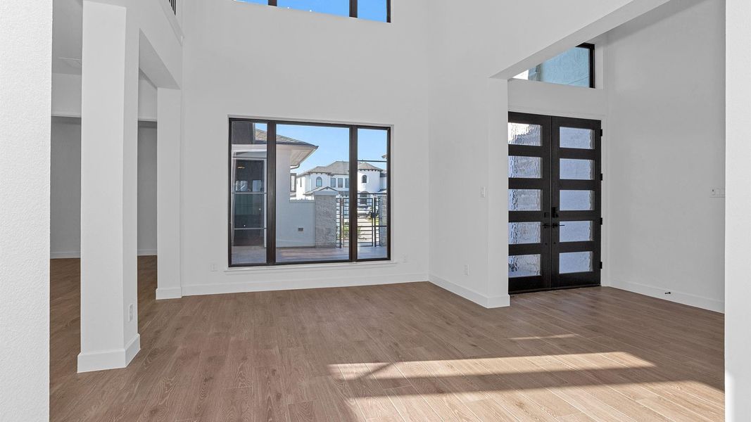 Spacious, unfurnished interior of a new home in Sienna 65' - Valencia, Missouri City (Image 9).