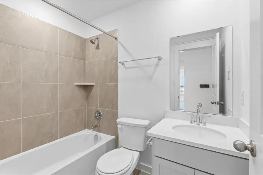 Full bath with vanity and bathing tub / shower combination