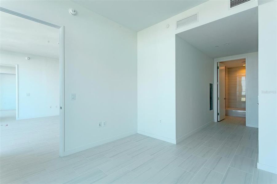 Spacious, unfurnished interior of a new home in , St. Petersburg (Image 13).