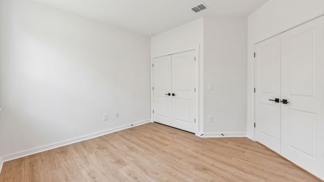 Spacious, unfurnished interior of a new home in Rosenbusch Ranch, Leander (Image 32).