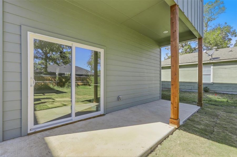 Exterior details and patio area of a home in , Cleburne (Image 4).