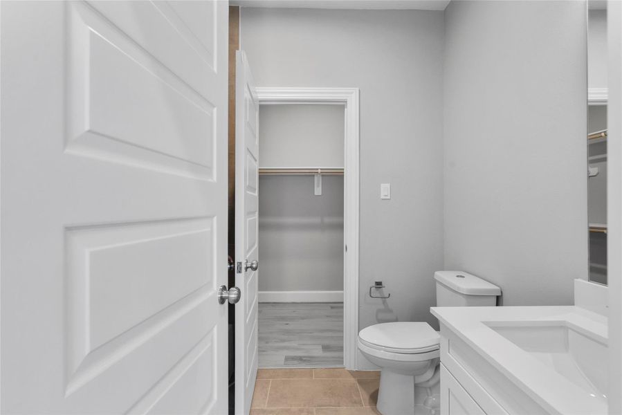 En suite guest bathroom with view of closet - 3rd floor En suite guest bathroom with view of closet - 3rd floor