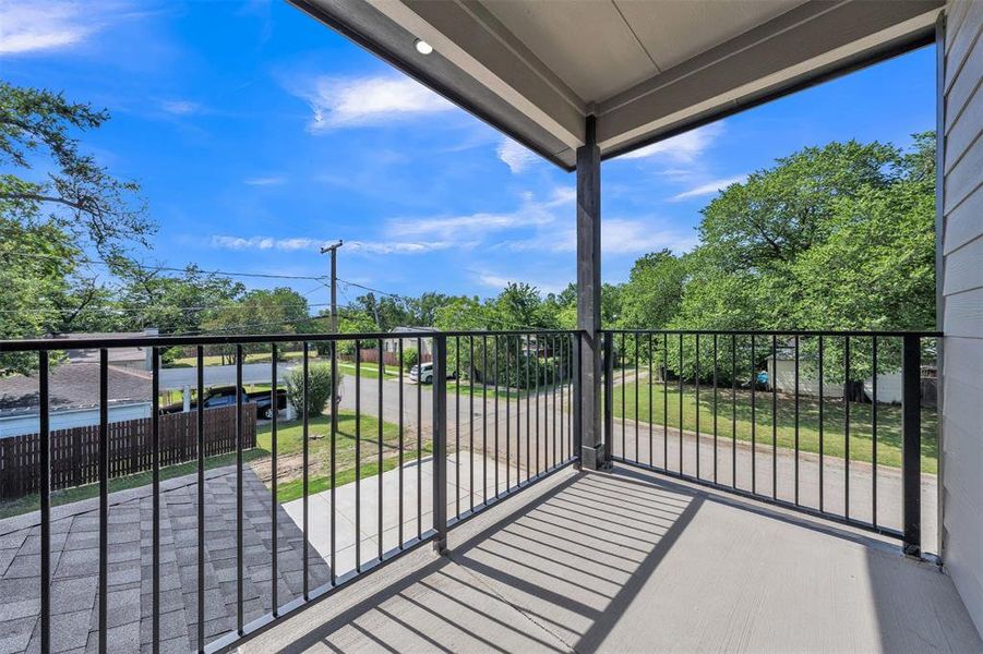 Exterior details and patio area of a home in , Grand Prairie (Image 3).