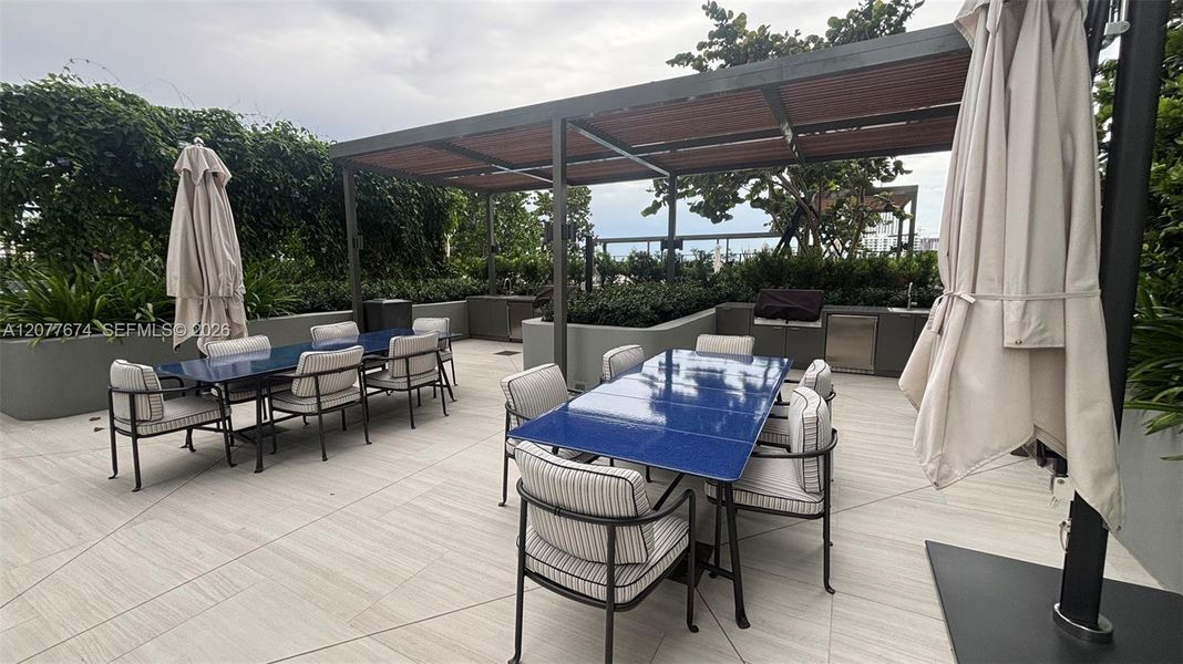 Outdoor Dining & Built-In Grills Outdoor Dining & Built-In Grills